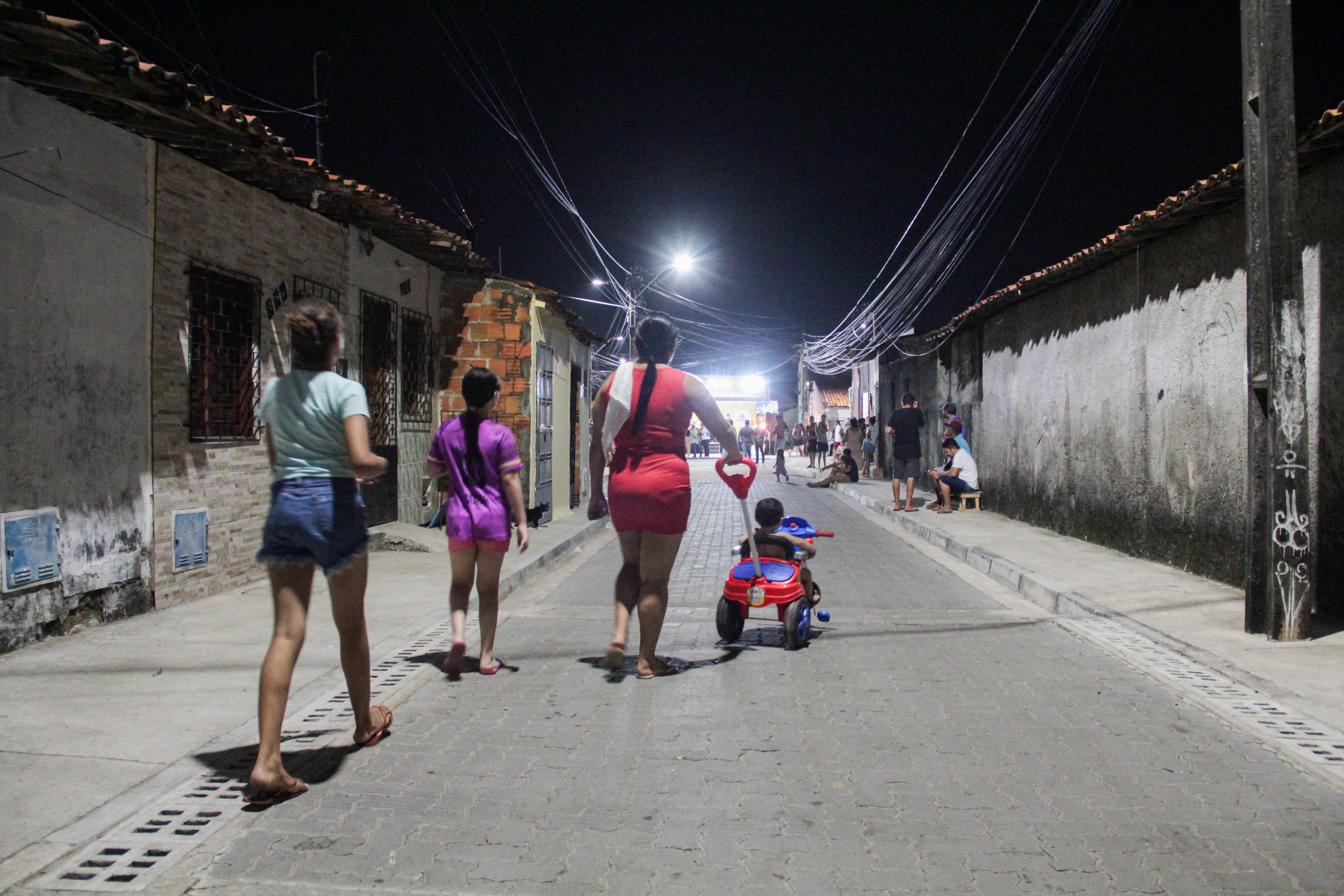 pessoas andando na rua